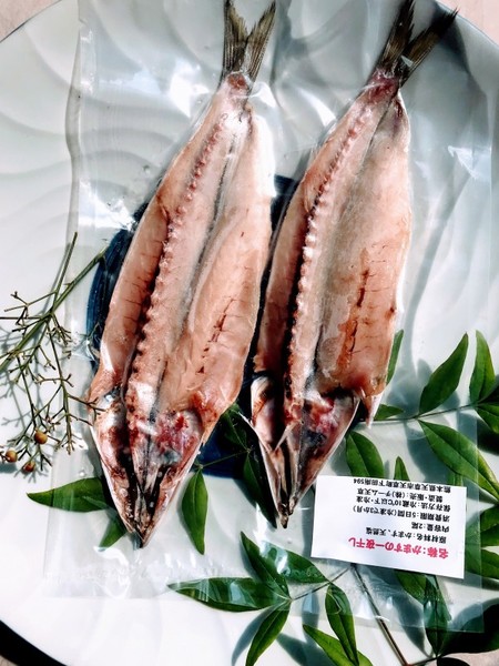 ”カマス”　ホクホク鮮魚一夜干し(1～2匹/パック)　(税込)(2021年12月末まで送料込み　冷凍